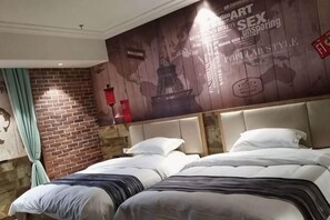 Room - Ice Thunder Broken Internet Cafe (Jinxian)