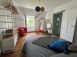 3 bedrooms, iron/ironing board, WiFi, bed sheets