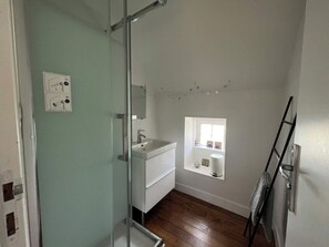 Badewanne, Haartrockner, Handtücher