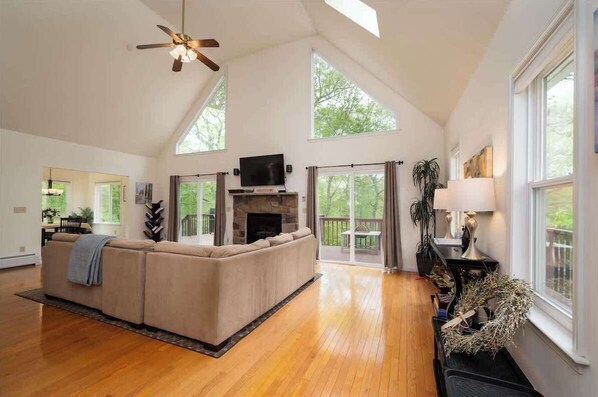 TV, fireplace, offices - The Lookout * Lake * Masthope * Firepit * Arcade (Lackawaxen)