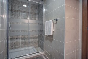 Dusche, Haartrockner, Bidet, Handtücher