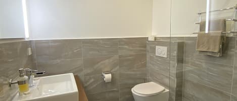 Douche, sĂšche-cheveux, serviettes fournies, savon