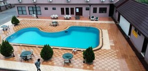 Una piscina al aire libre