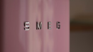 A close-up of metallic letters spelling "SMEG" on a pink background. - WeLive Trapani - Deluxe First Floor Apartment (Trapani)