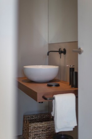 Douche, articles de toilette écologiques, sèche-cheveux, bidet