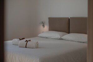 1 bedroom, desk, soundproofing, travel crib