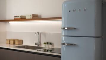 Réfrigérateur, micro-ondes, four, plaque de cuisson