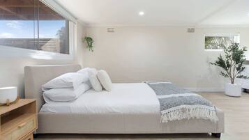 4 bedrooms, iron/ironing board, WiFi, bed sheets