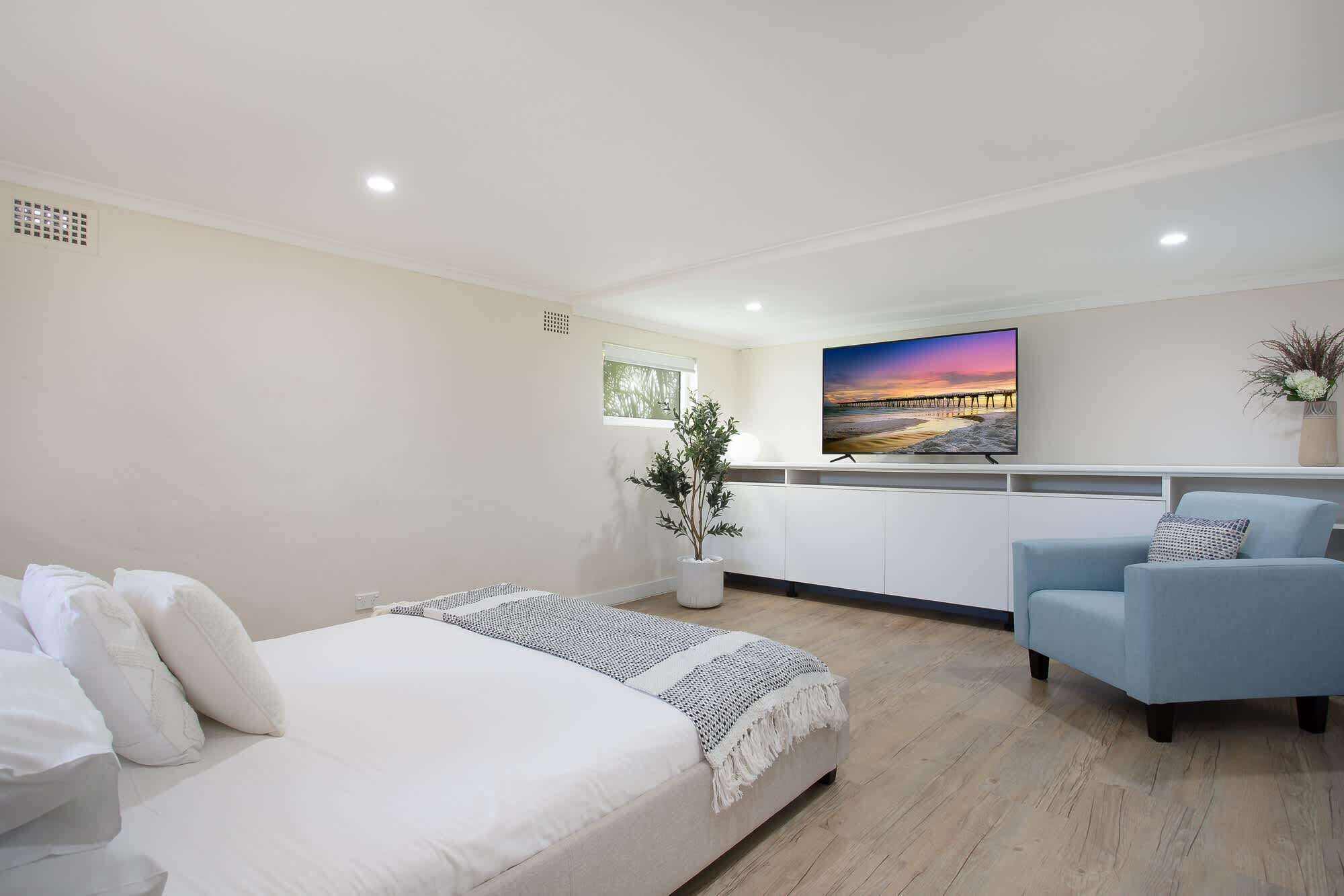 4 bedrooms, iron/ironing board, WiFi, bed sheets