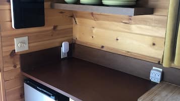 Réfrigérateur, micro-ondes, cafetiÚre/bouilloire, bouilloire électrique
