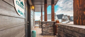 7BR Lake Lodge w/ Hot Tub + NEW Private Fire Pit
