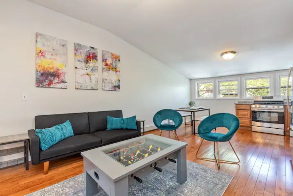 2 bedroom HOT SPOT 2 blocks from the beach!