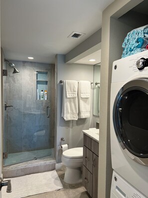 Shower, towels, soap, toilet paper - Amazing Gulf of Mexico views at 2 Bed 2 Bath Clearwater Beach Condo (Clearwater Beach)