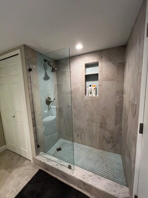 Dusche, Handtücher, Seife, Toilettenpapier