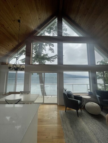Lakefront on Shuswap- perfect for families