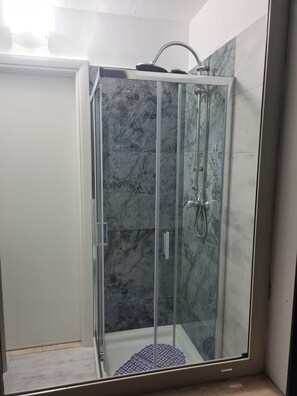 Douche, sĂšche-cheveux, bidet, serviettes fournies
