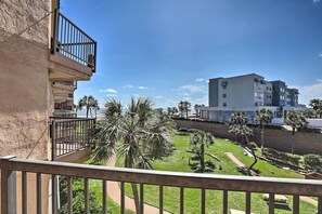 Property grounds - Sea Breeze, Pet Friendly, Overlooking Pool (Galveston)
