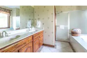 Regadera, toallas, jabón, papel de baño 