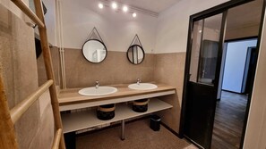 Douche, sèche-cheveux, serviettes fournies