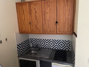 Réfrigérateur, micro-ondes, plaque de cuisson, cafetière/bouilloire