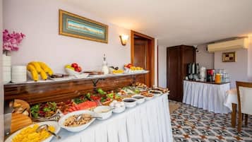 Desayuno buffet (EUR 10 por persona)