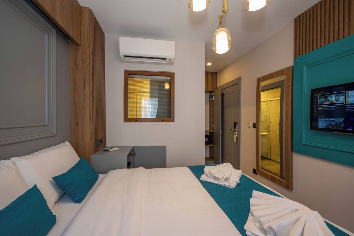 In-room safe, laptop workspace, soundproofing