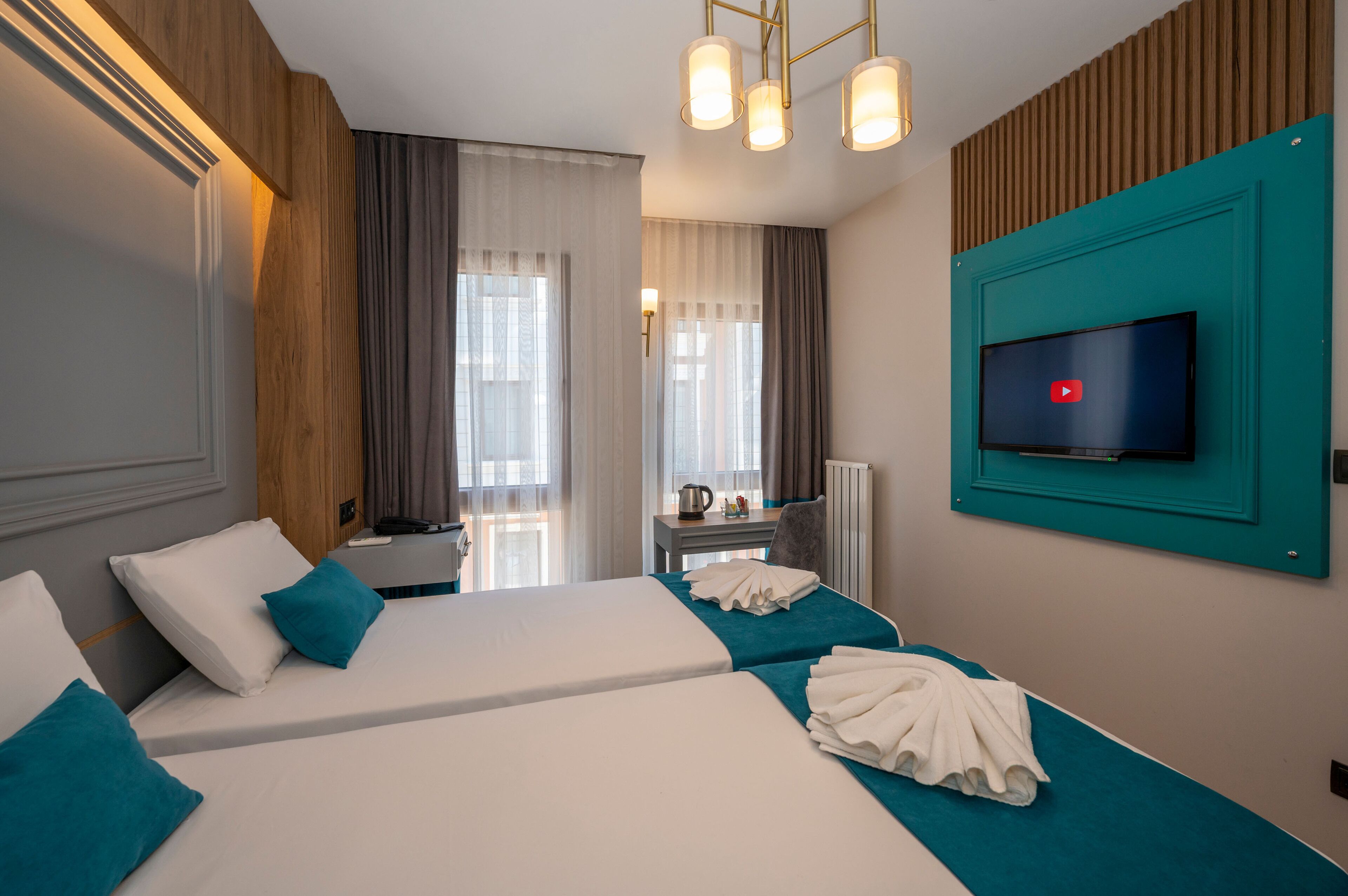 Caja de seguridad en la habitación y espacio para trabajar con laptop 