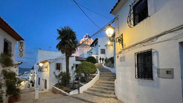 A cobblestone street leading to a building with a dome and a staircase. - Village house with patio (Altea)