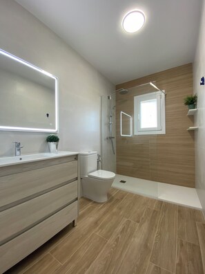 Combined shower/tub, hair dryer, bidet, towels - Beach house The forest (Las Lagunas de Mijas)
