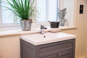 独立别墅 | 浴室 | 淋浴/盆浴组合、深泡浴缸、吹风机、毛巾