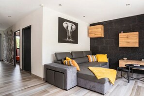 Televisie, tafelvoetbal, boeken en een stereo