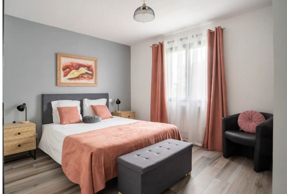 5 slaapkamers, een bureau, een strijkplank/strijkijzer, reisbedje