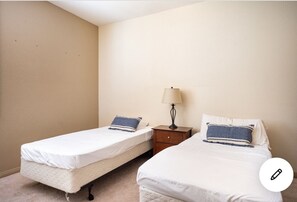 3 makuuhuonetta, työpöytä, silitysrauta/-lauta, ilmainen Wi-Fi