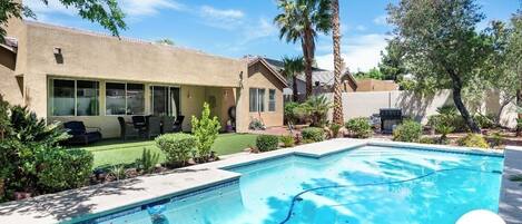 Una piscina al aire libre