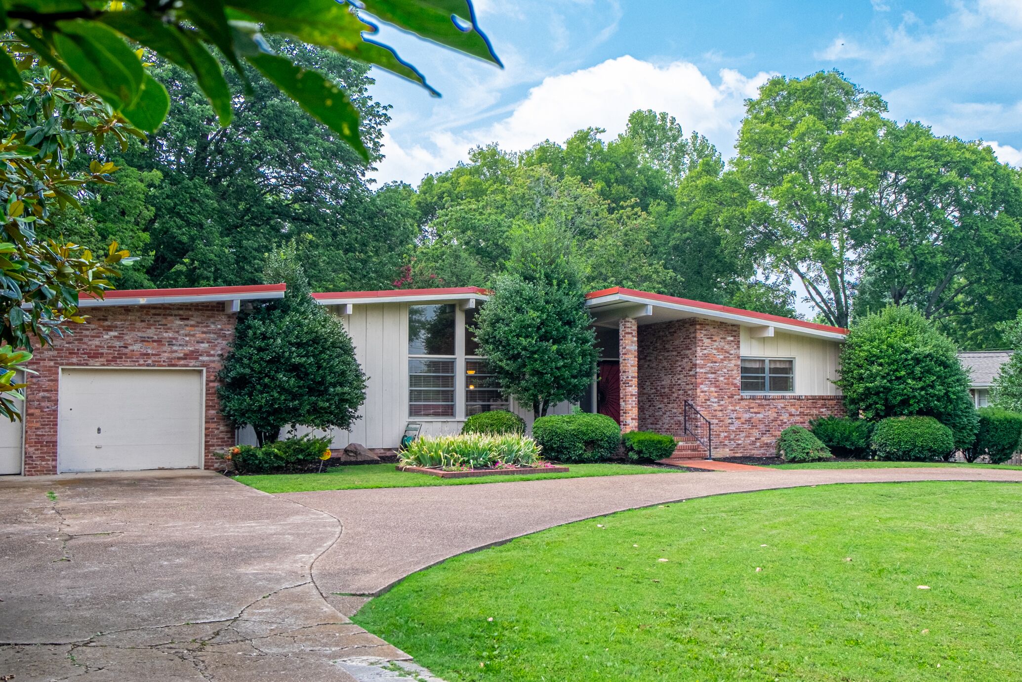 New! Mid Century Modern 10 min from downtown, large, private yard