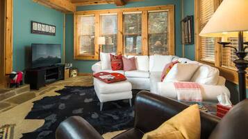 Una Smart TV, una chimenea, libros