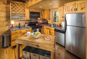 Fridge, microwave, oven, stovetop - World-Class Hiking by day. Hot Tub by Night (Boone)