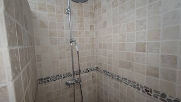 Douche, sĂšche-cheveux, serviettes fournies, savon