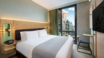 Egyptian cotton sheets, premium bedding, in-room safe, desk