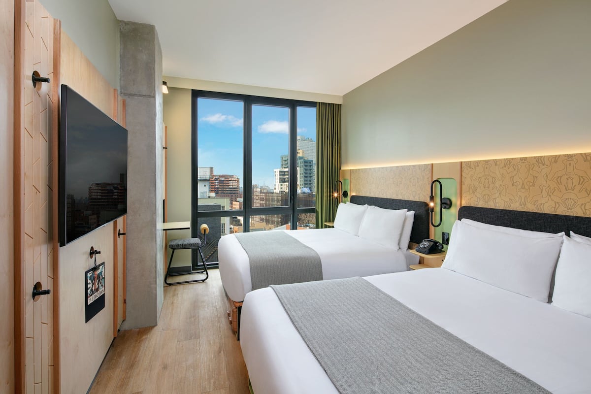 Egyptian cotton sheets, premium bedding, in-room safe, desk