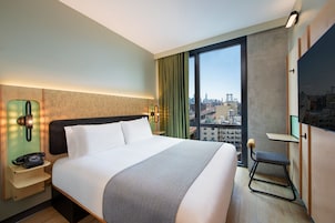 Egyptian cotton sheets, premium bedding, in-room safe, desk