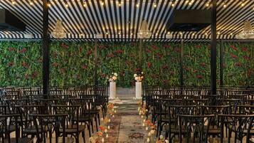 3 bars/lounges, cocktail bar, lobby lounge, rooftop bar