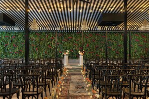 3 bar/lounge, bar koktail, lounge lobi, dan bar di atap