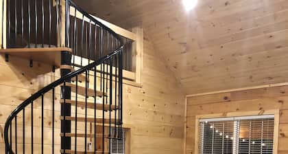 NEW! COZY 6 Guest Cabin in Damascus, VA---CLOSE to Creeper Trial! PET FRIENDLY