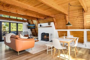 Smart TV, fireplace, streaming services - Midnight Chalet A-Frame w/ Spa ~ Fireplace ~ BBQ (Big Bear Lake)