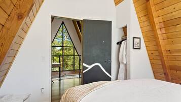 2 bedrooms, memory foam beds, desk, free WiFi