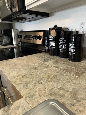 Fridge, microwave, oven, stovetop - Cozy Cowboy Condo (Paradise Valley)