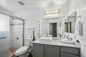 Combined shower/tub, towels, soap, shampoo - Cozy Cowboy Condo (Paradise Valley)