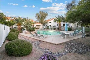 Een buitenzwembad, een verwarmd zwembad