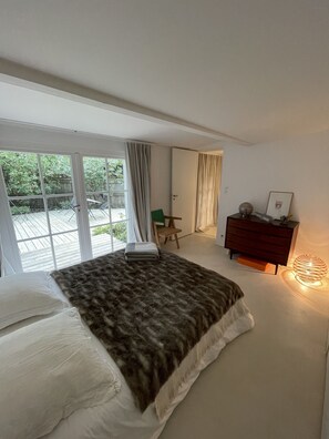 3 slaapkamers, een strijkplank/strijkijzer, gratis wifi, beddengoed